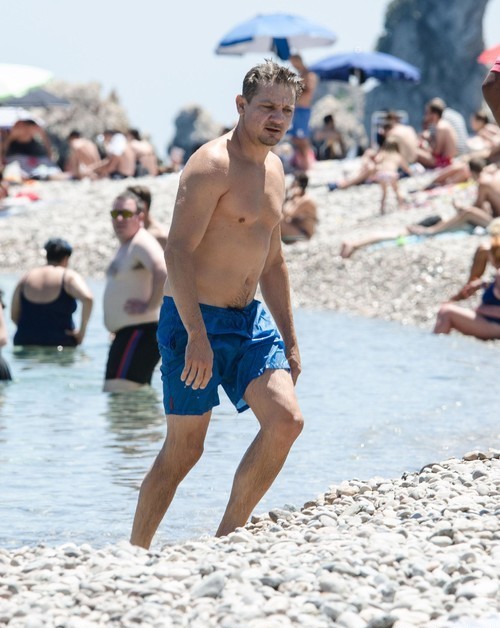 Джереми Реннер отдыхает с новой девушкой на пляже в Италии