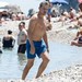 Джереми Реннер отдыхает с новой девушкой на пляже в Италии